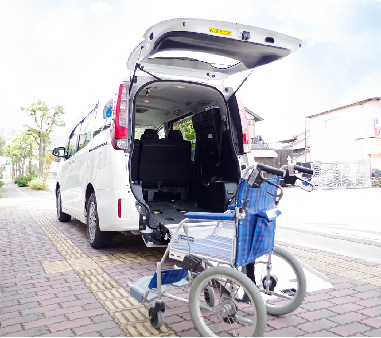透析患者様専用の車椅子対応送迎車